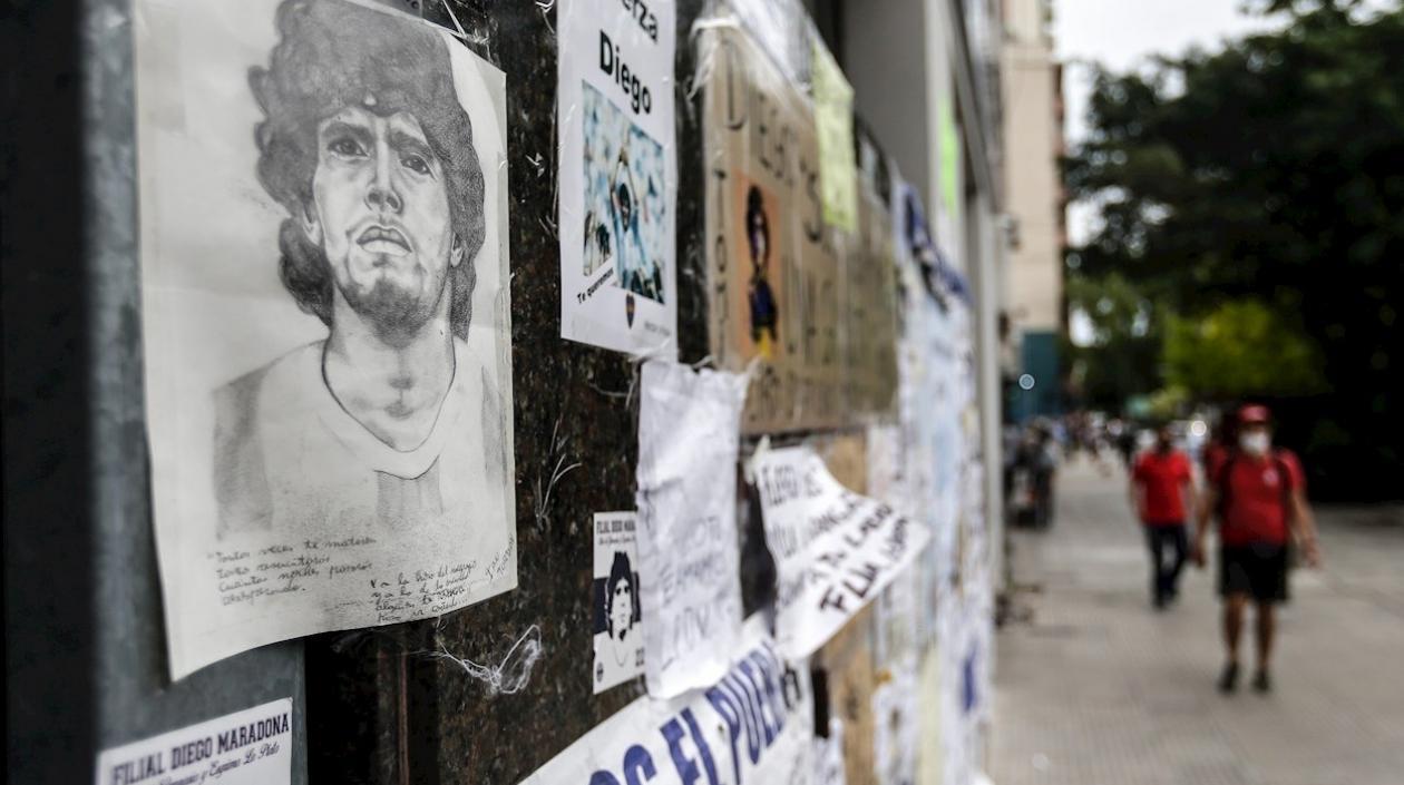 Retratos y afiches con la cara de Diego Maradona, a las afueras del hospital. 