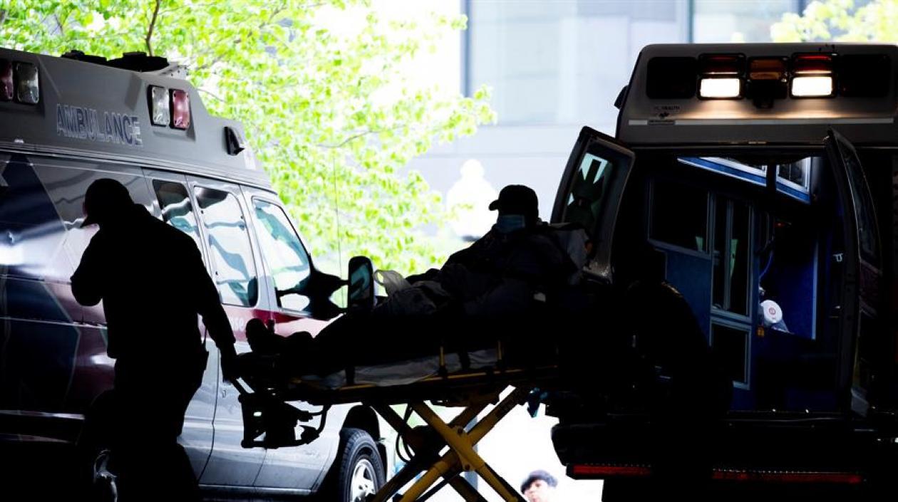 Paramédicos transportan a un paciente positivo para Covid-19 al Hospital de la Universidad George Washington.