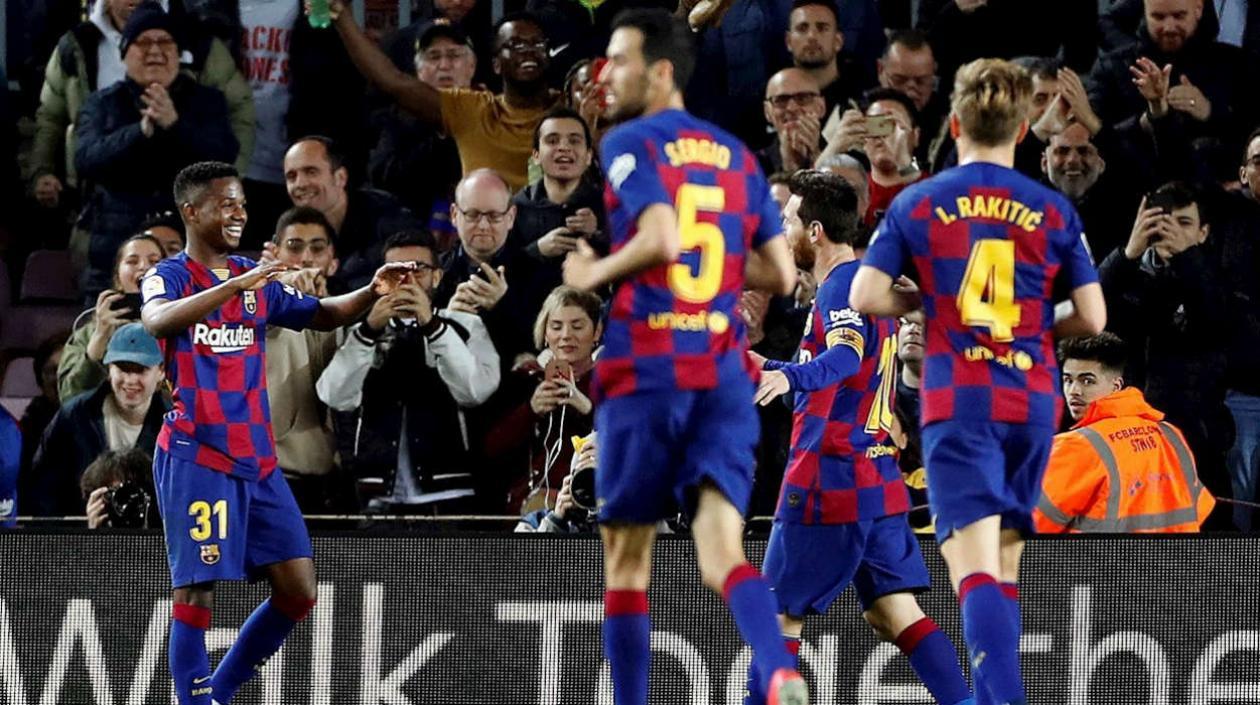 Ansu Fasi celebra con Lionel Messi y sus demás compañeros. 