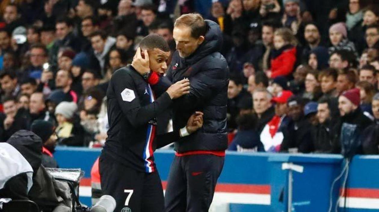 Espectadores registraron el choque de este sábado entre el entrenador del PSG, Thomas Tuchel, y la estrella del club parisino Kylian Mbappé.