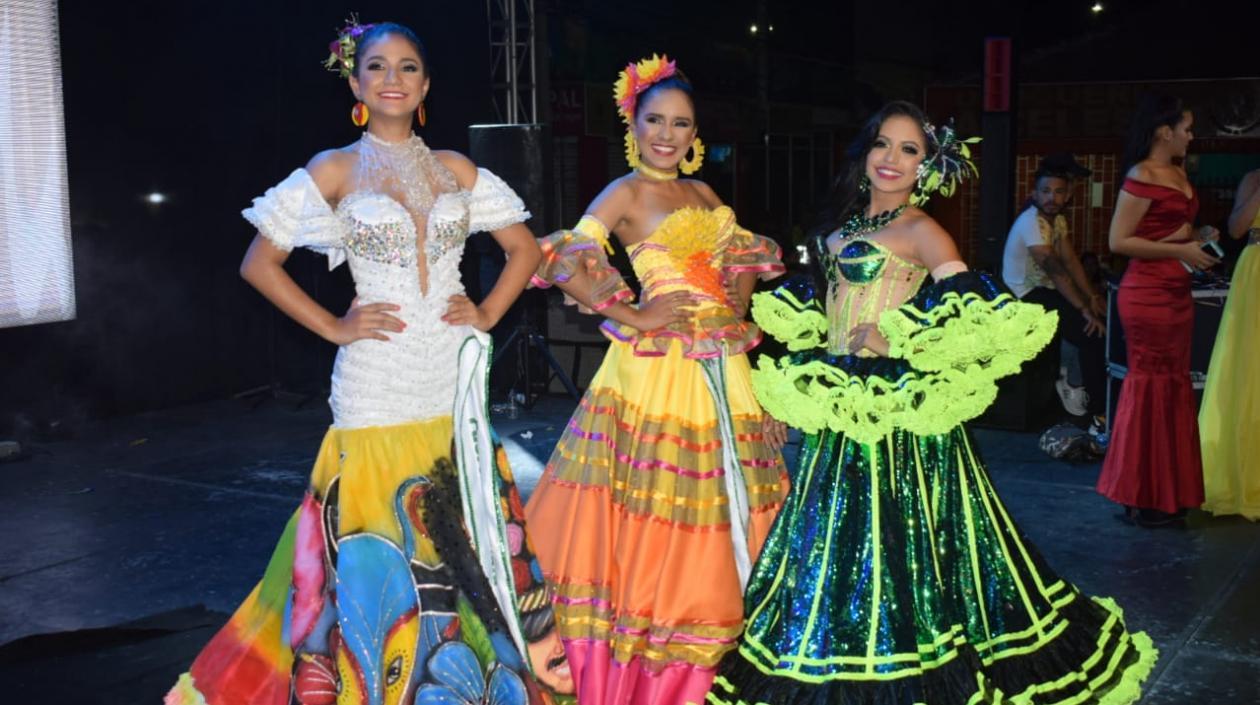 La Reina Departamental del Folclor Angie Santos (centro) junto a las dos finalistas del certamen.
