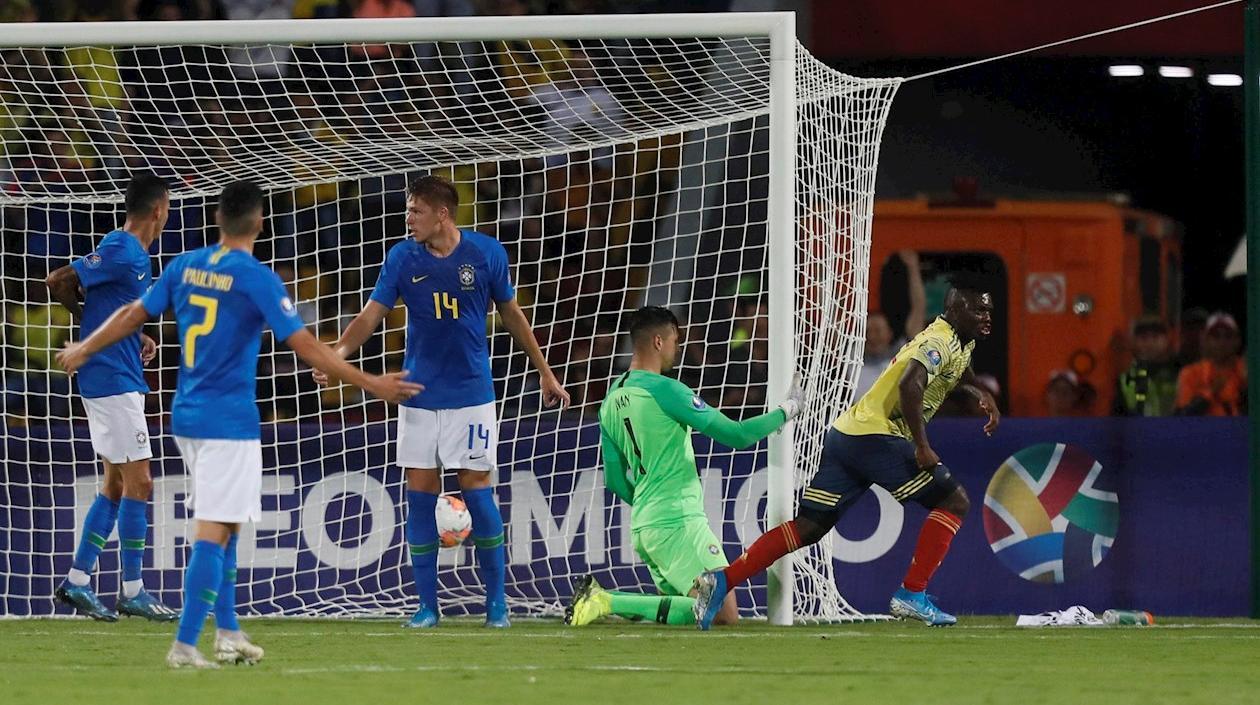 Edwin Cetre de Colombia celebra un gol ante Brasil.