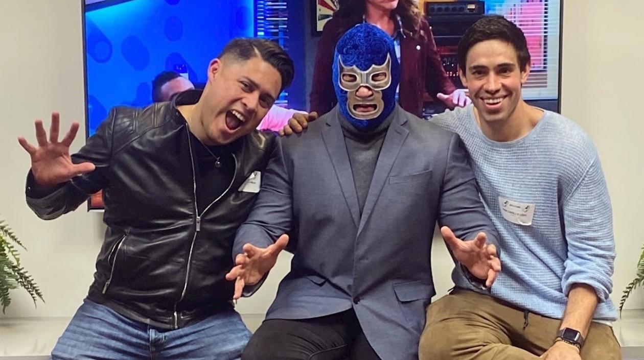 El luchador mexicano Blue Demon Jr. junto a los productores Eugenio Villamar y Dan Carrillo Levy.