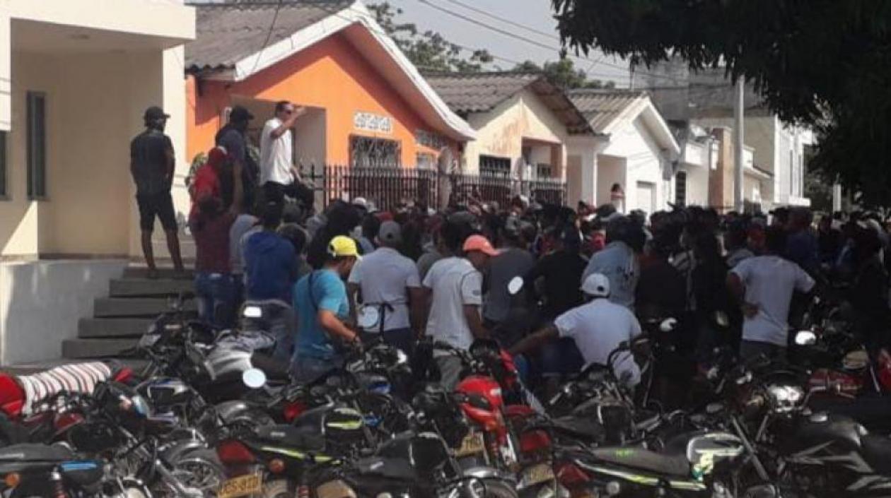 Mototaxistas de Sabanalarga, frente a la casa del alcalde Jorge Manotas.