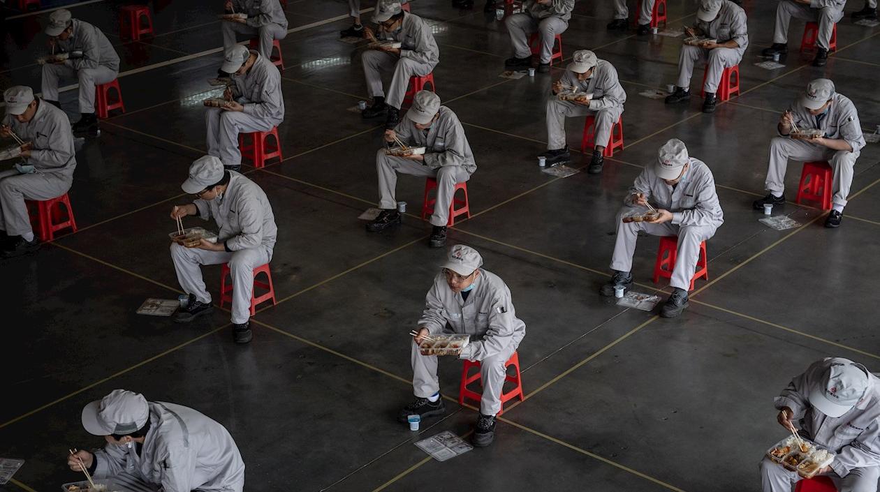 Trabajadores de una fábrica de Wuhan, en la provincia china de Hubei donde se localizó el epicentro de la pandemia.