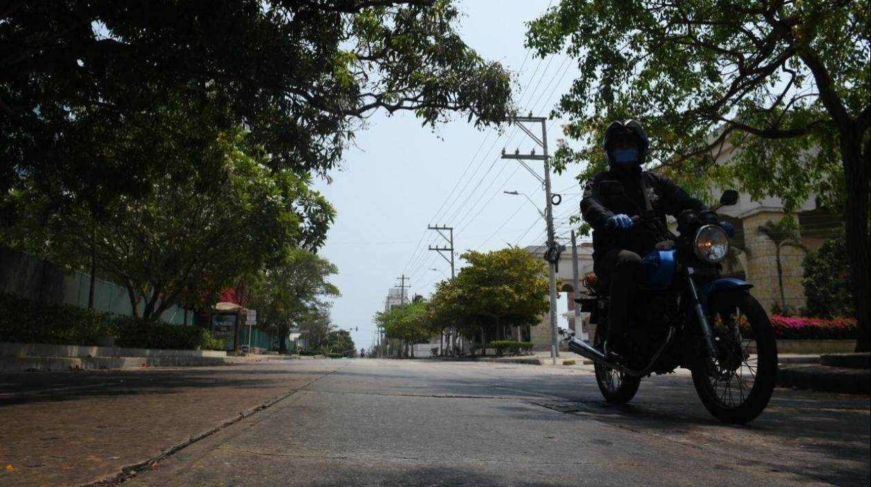Un motociclista con tapaboca en Barranquilla.