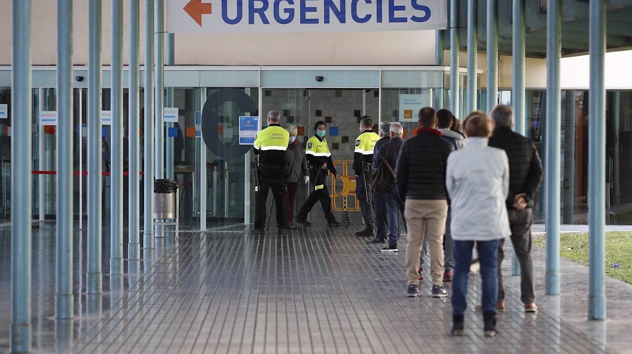 Varios agentes de seguridad controlan el acceso de urgencias en el hospital del Mar de Barcelona.