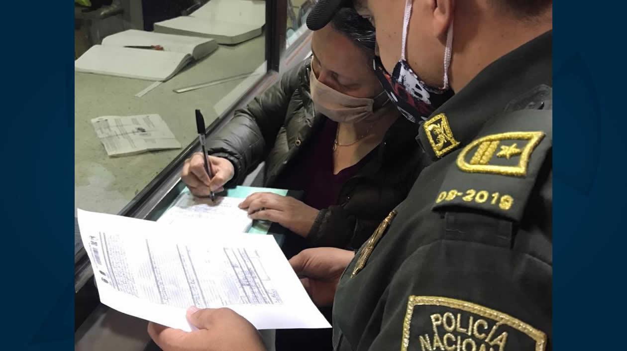 Angélica Lozano firmando el comparendo.