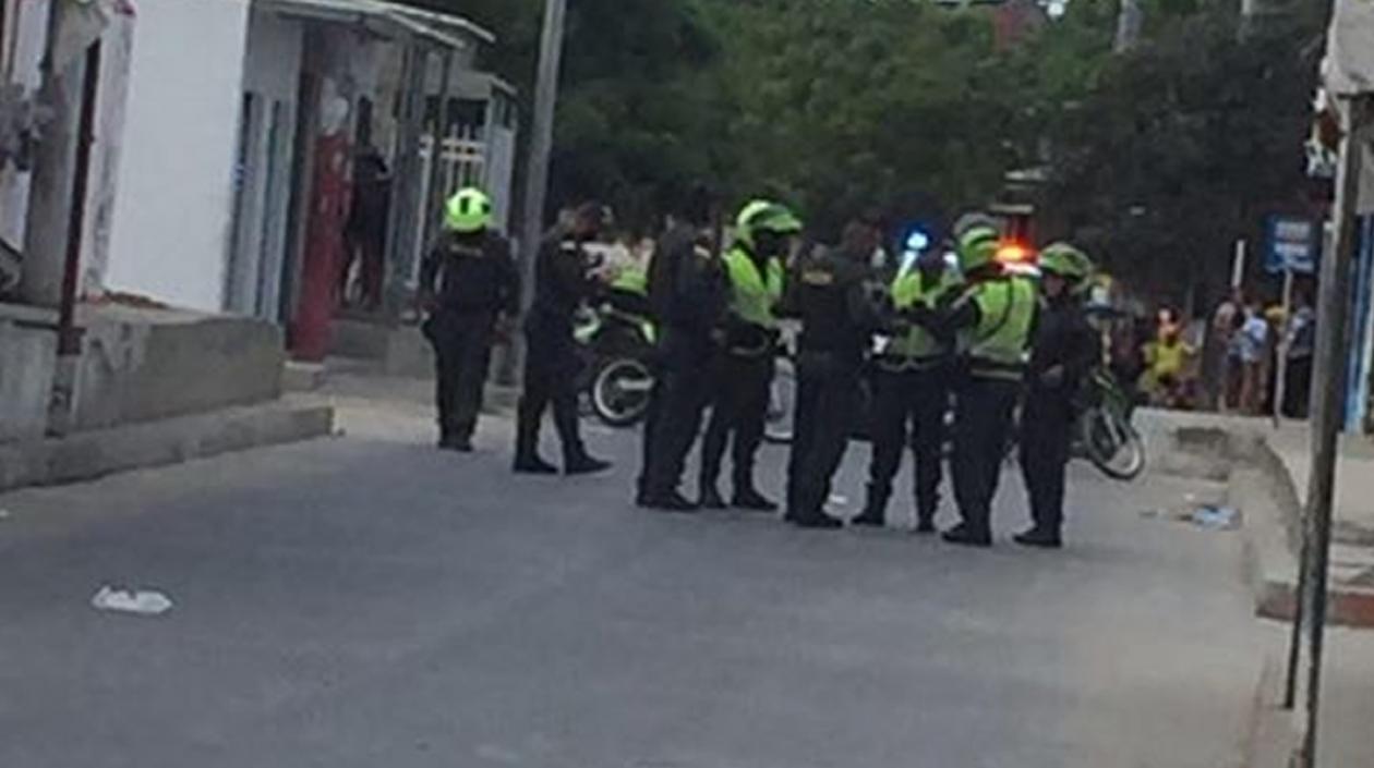 Policías en el lugar donde ocurrió el atentado a bala en Don Bosco.