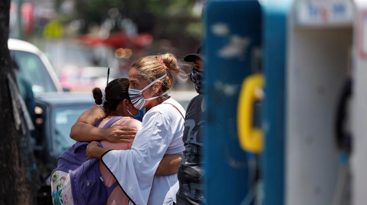 Fotografía muestra a familiares de pacientes esperando información de ellos en el Hospital General Dr. Juan Ramón de la Fuente, en Ciudad de México.