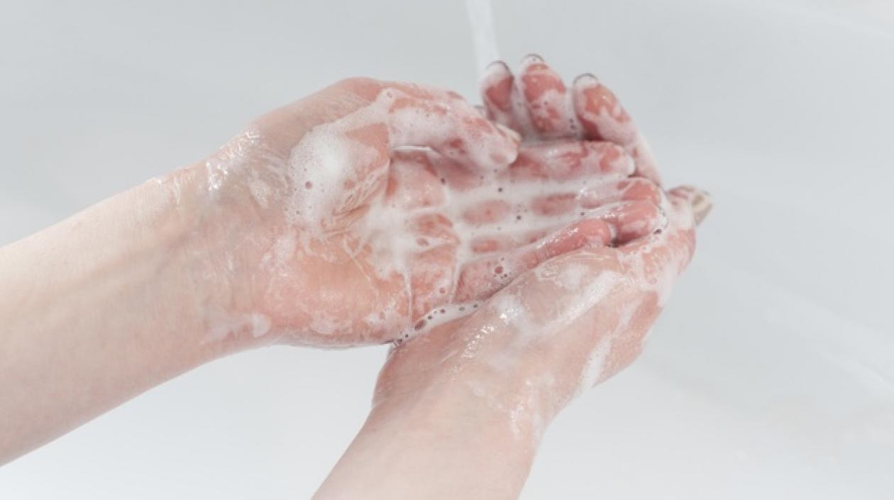 Lavarse las manos frecuentemente ha sensibilizado la piel de muchos colombianos.