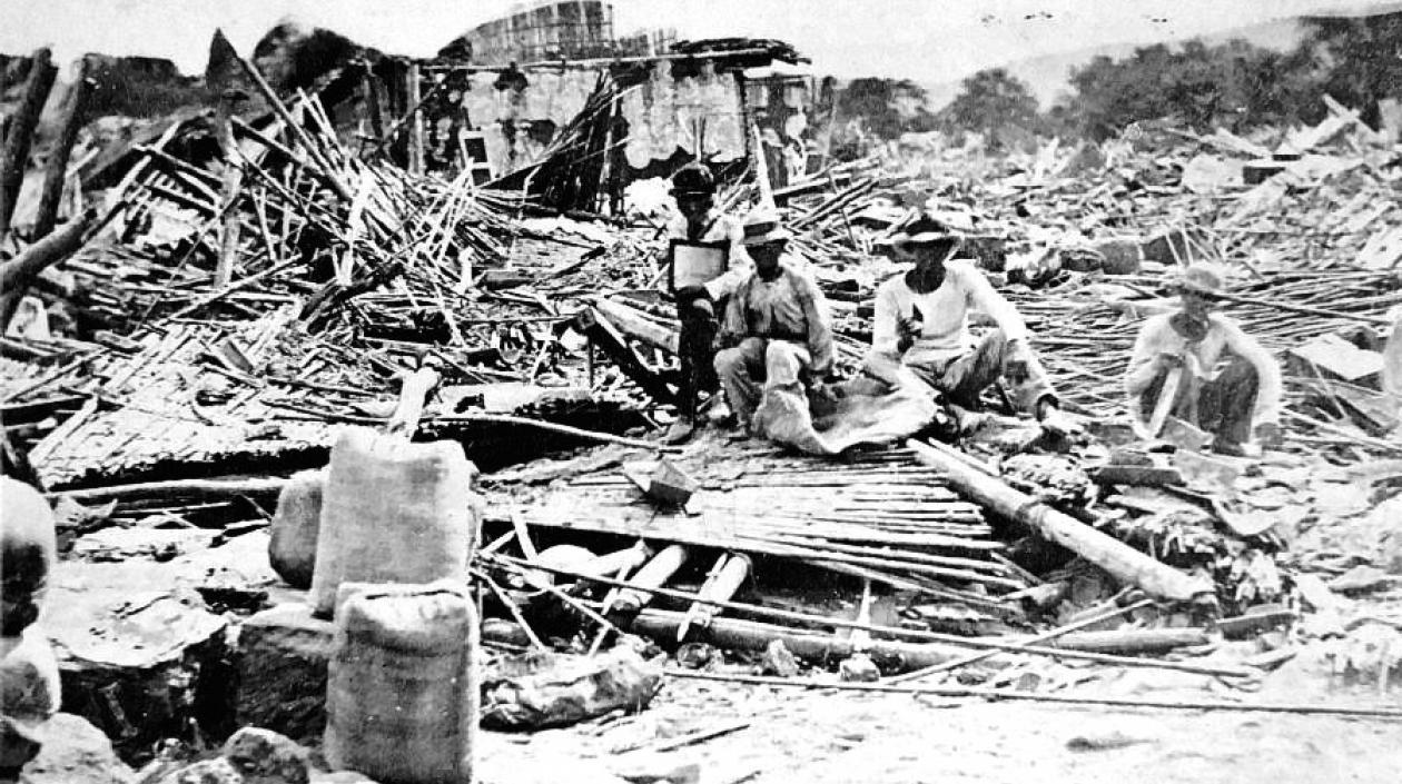 Imagen de destrucción y sobrevivientes captada por el fotógrafo V. Pacini.