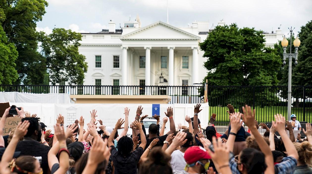 Manifestantes se reúnen frente a la Casa Blanca durante una protesta por George Floyd en Mineápolis.