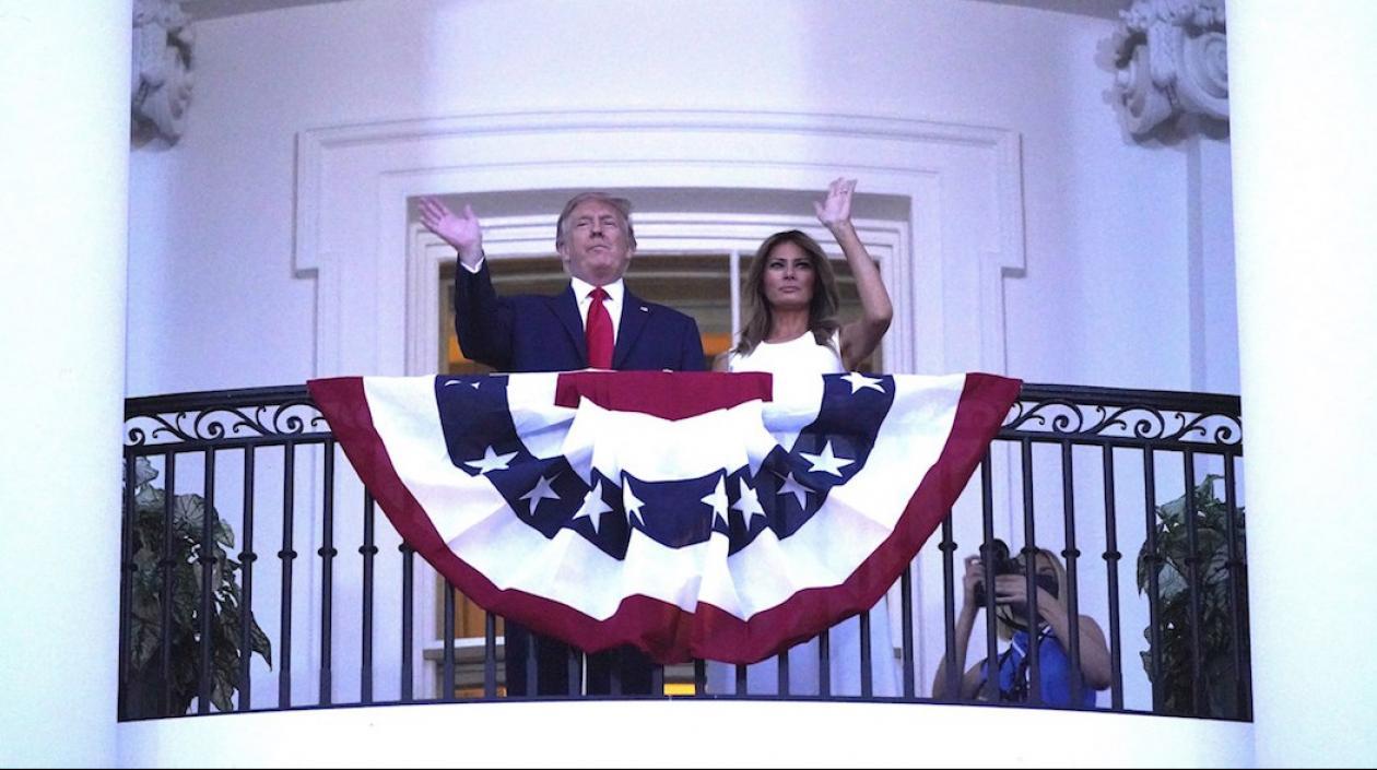 Donald Trump con su esposa Melania, saludando desde la Casa Blanca, sin ningún elemento de protección.