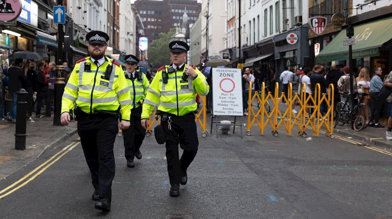Policías en la noche del sábado en Londres, donde las calles estuvieron abarrotadas de gente.
