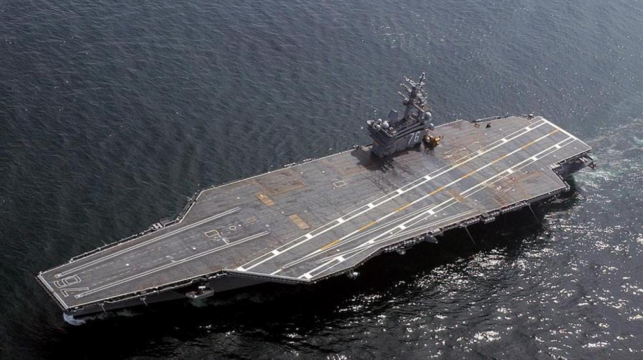 Foto aérea del portaaviones USS Ronald Reagan.