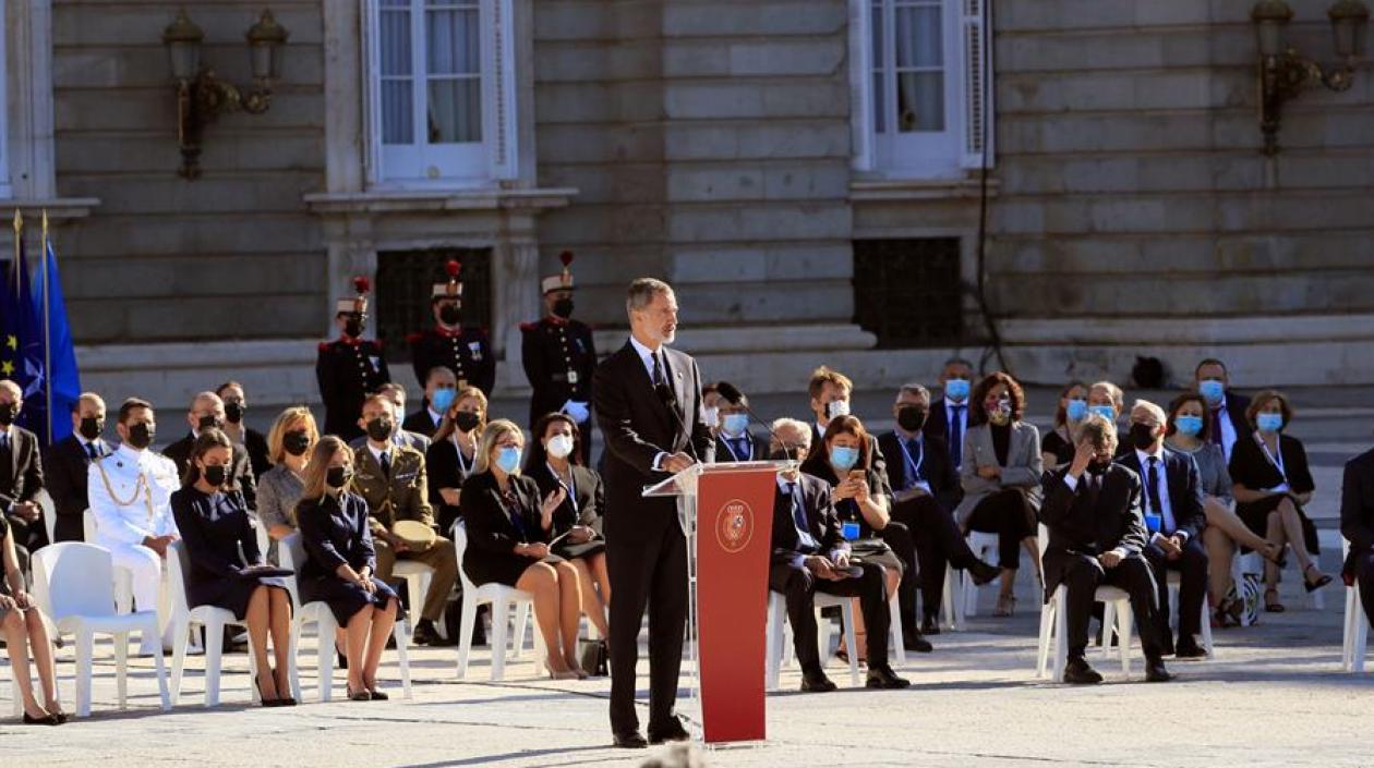 El rey Felipe VI, durante su discurso en el Patio de la Armería del Palacio Real donde se ha celebrado este jueves el homenaje de Estado a las víctimas de la pandemia.
