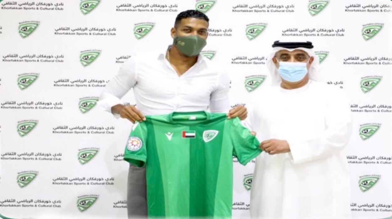 Orlando Berrío con la camiseta de su nuevo equipo Khor Fakkan de Emiratos Árabes.