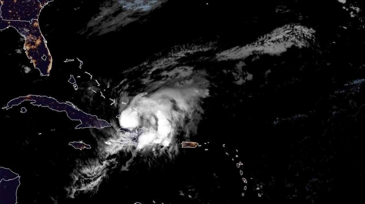 Fotografía del Centro Nacional de Huracanes (NHC) donde se muestra la localización del huracán Isaías. 