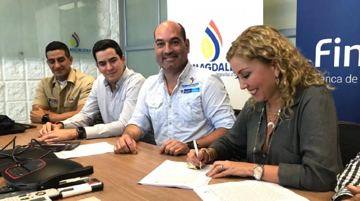 El Director de Cormagdalena, Pedro Pablo Jurado, y la presidenta de Findeter, Sandra Gómez, firmando el segundo de los contratos.