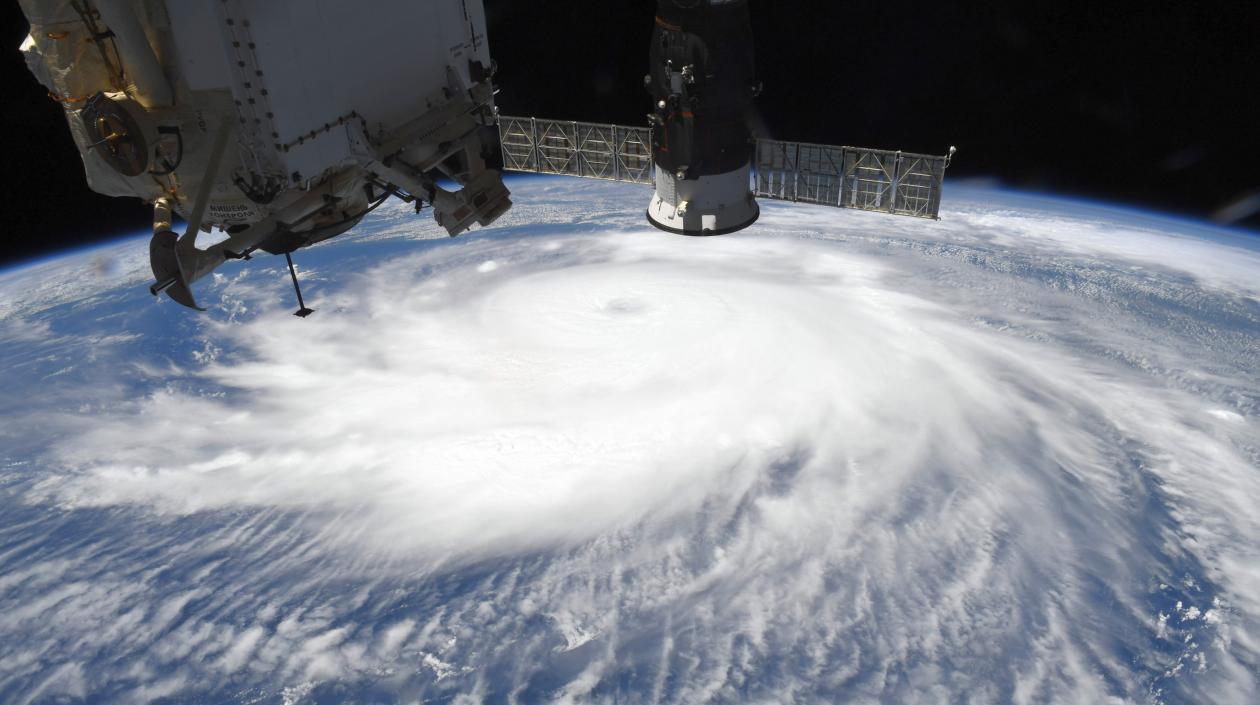 Chris Cassidy desde la estación espacia: "Vistas del huracán Laura tomadas desde  @Space_Station hoy. Manténganse a salvo todos".
