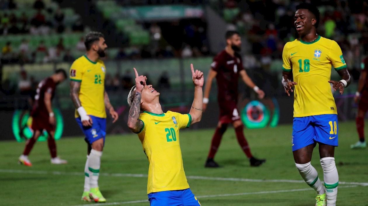  Antony de Brasil celebra hoy tras anotar contra Venezuela, durante un partido por las eliminatorias sudamericanas al Mundial de Catar 2022, en el Estadio Olímpico de la UCV en Caracas (Venezuela). 