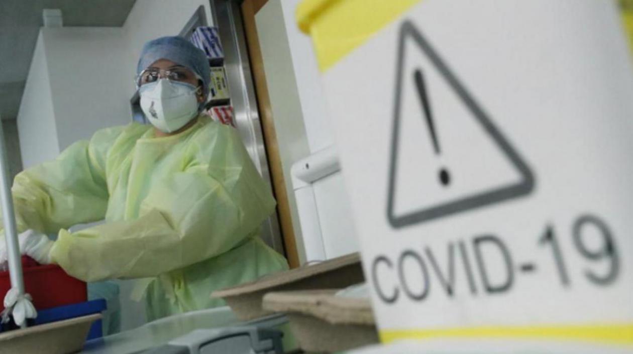Los casos diarios de Covid-19 en Colombia siguen en cuatro dígitos.