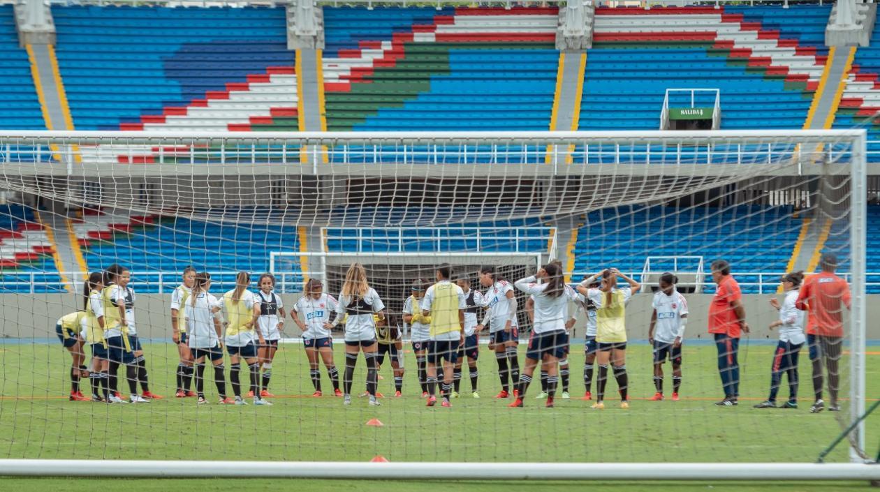 Selección Colombia femenina entrenando en el Pascual Guerrero. 