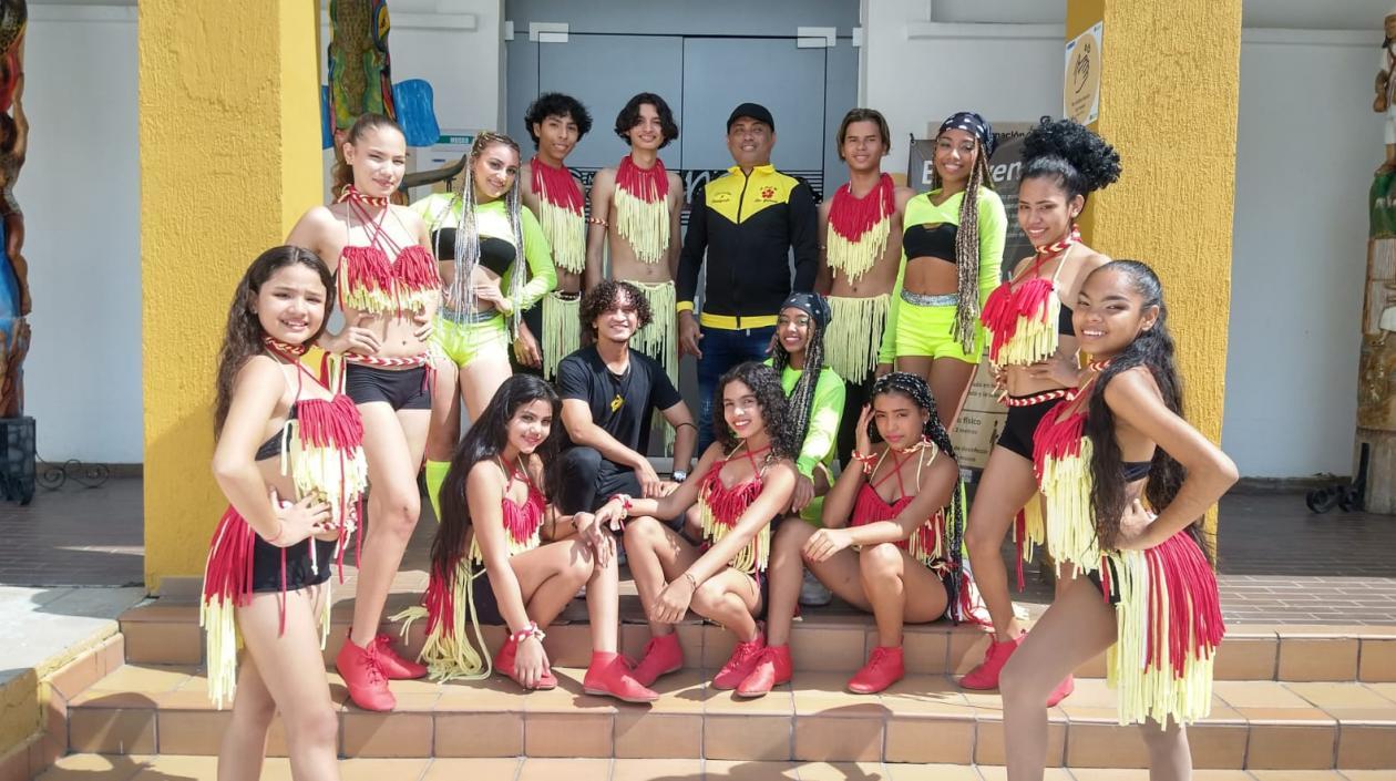Grupo de bailarines que participan en evento en Galapa.