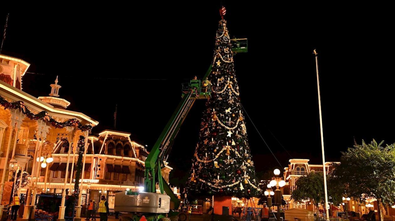 El parque temático Magic Kingdom de Florida amaneció este lunes decorado con ambiente navideño para celebrar los 50 años de Walt Disney World.