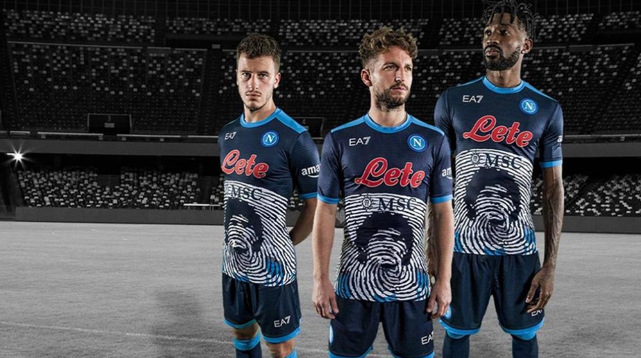 Camiseta conmemorativa del Nápoles a Diego Maradona. 