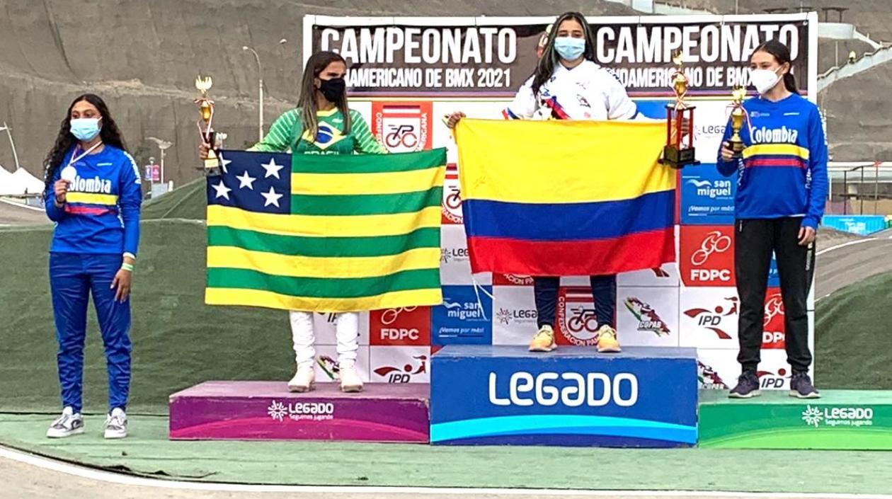 Sharid Fayad celebrando el título con la bandera colombiana.