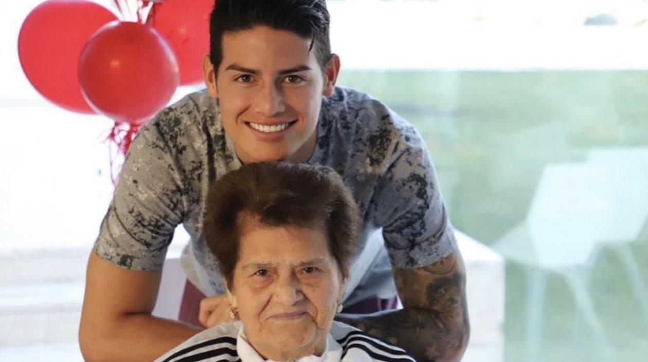 James Rodríguez y su abuela Rosa Miryam Gómez.