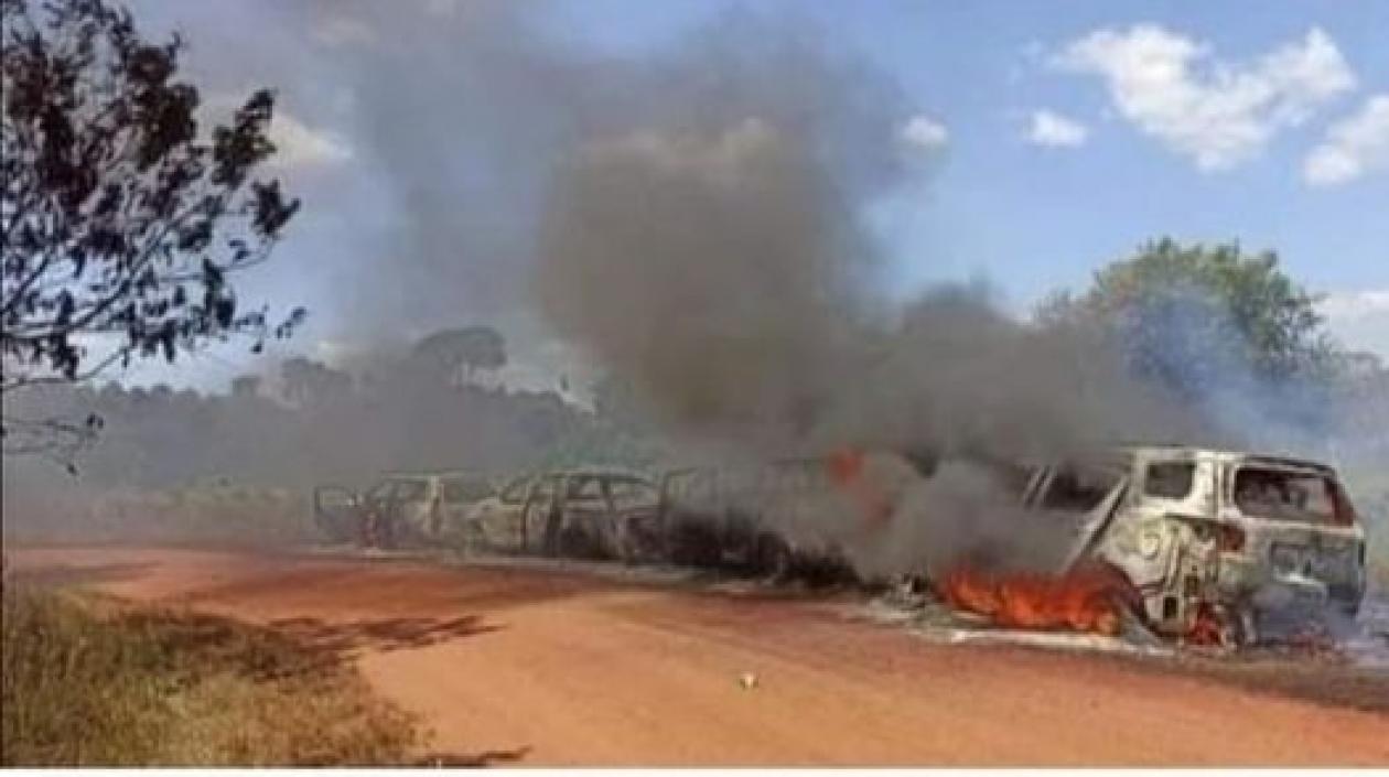 Los vehículos incinerados en Llanos del Yarí