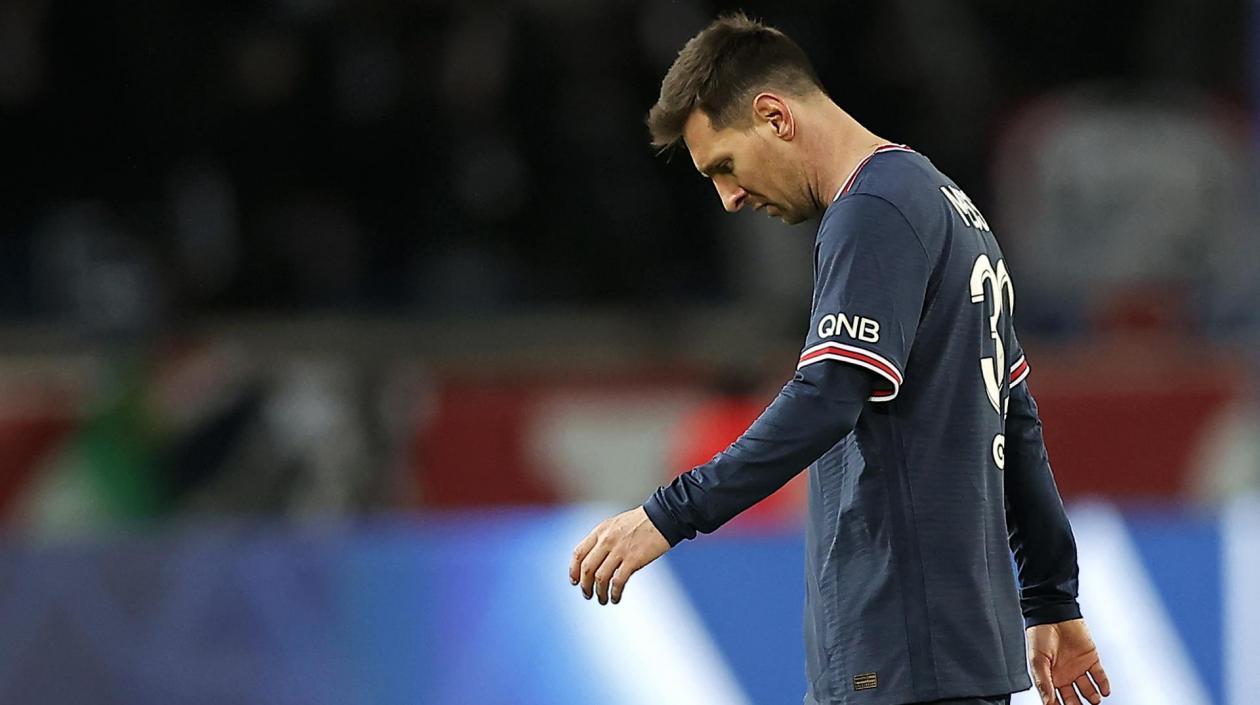 Lionel Messi se muestra cabizbajo en un partido con el PSG. 