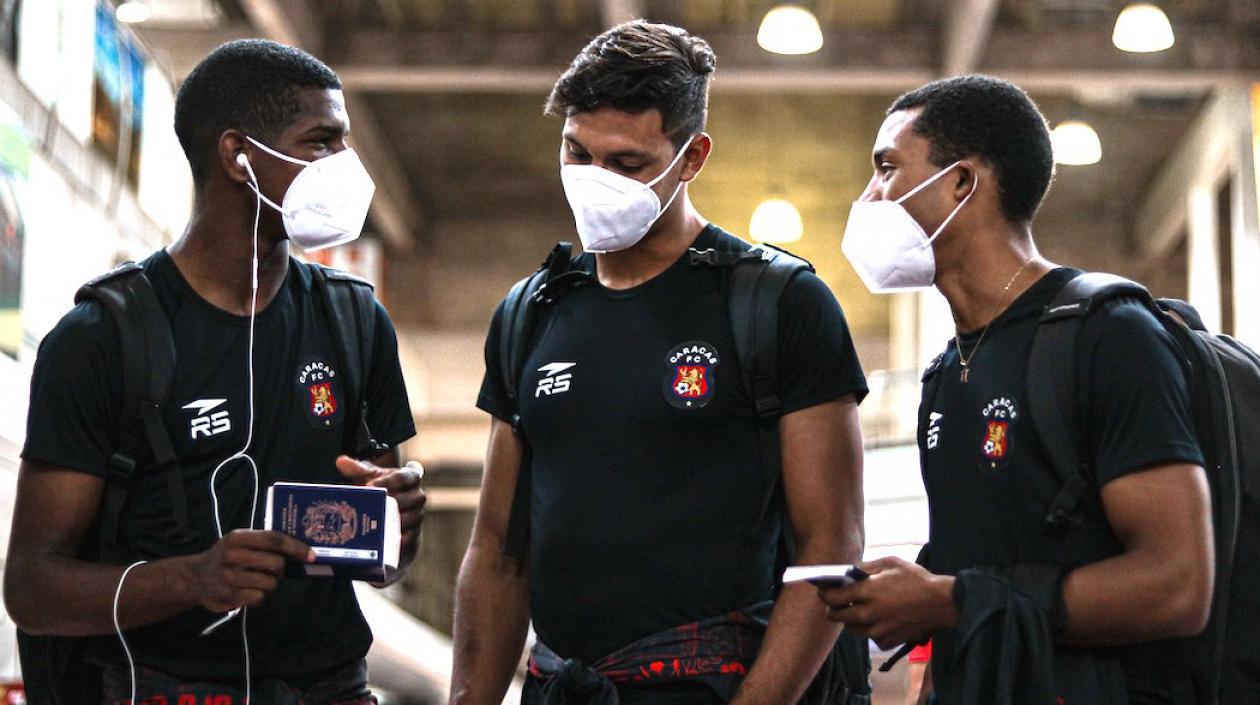 Jugadores del Caracas FC en su viaje a Barranquilla.