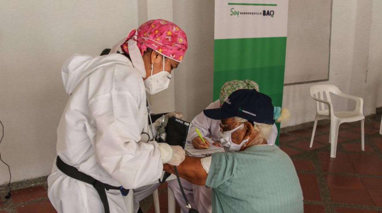 Un adulto mayor es vacunado contra el Covid-19 en Barranquilla.