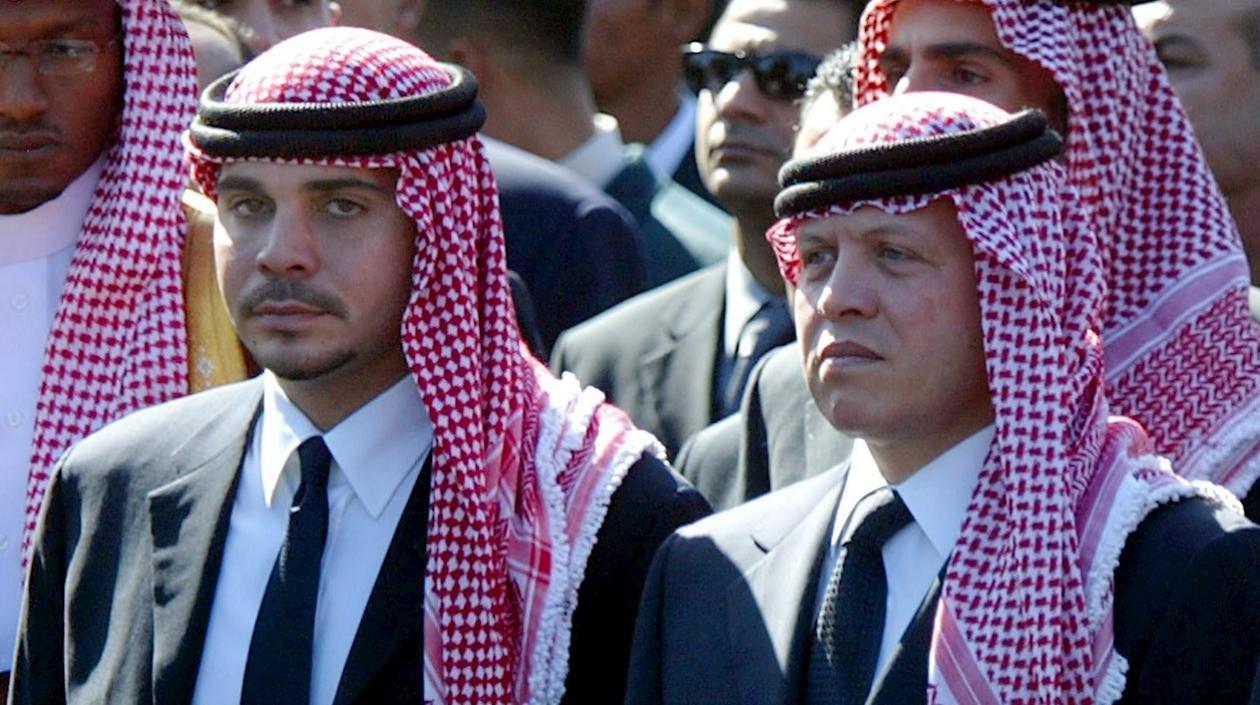 Imagen de archivo del príncipe Hamzah bin Husein (I) y su hermanastro, el rey Abdalá II de Jordania. 