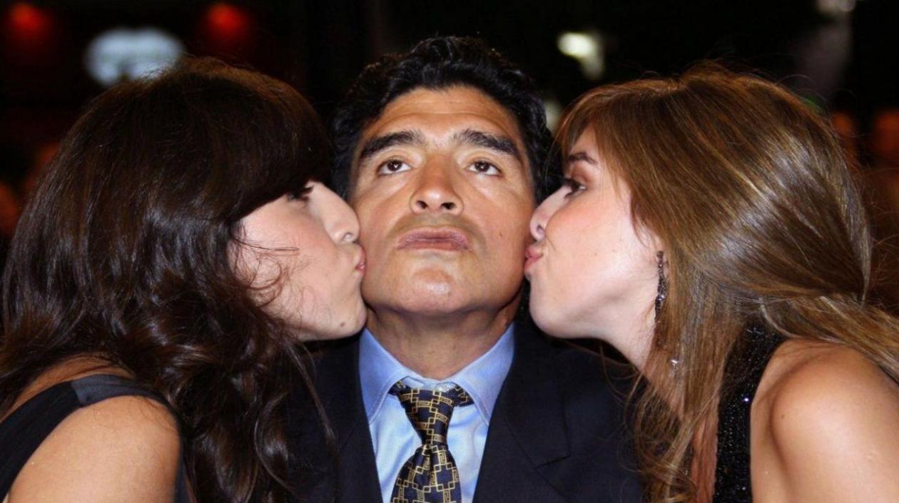 Diego Maradona con sus hijas Dalma y Gianinna.