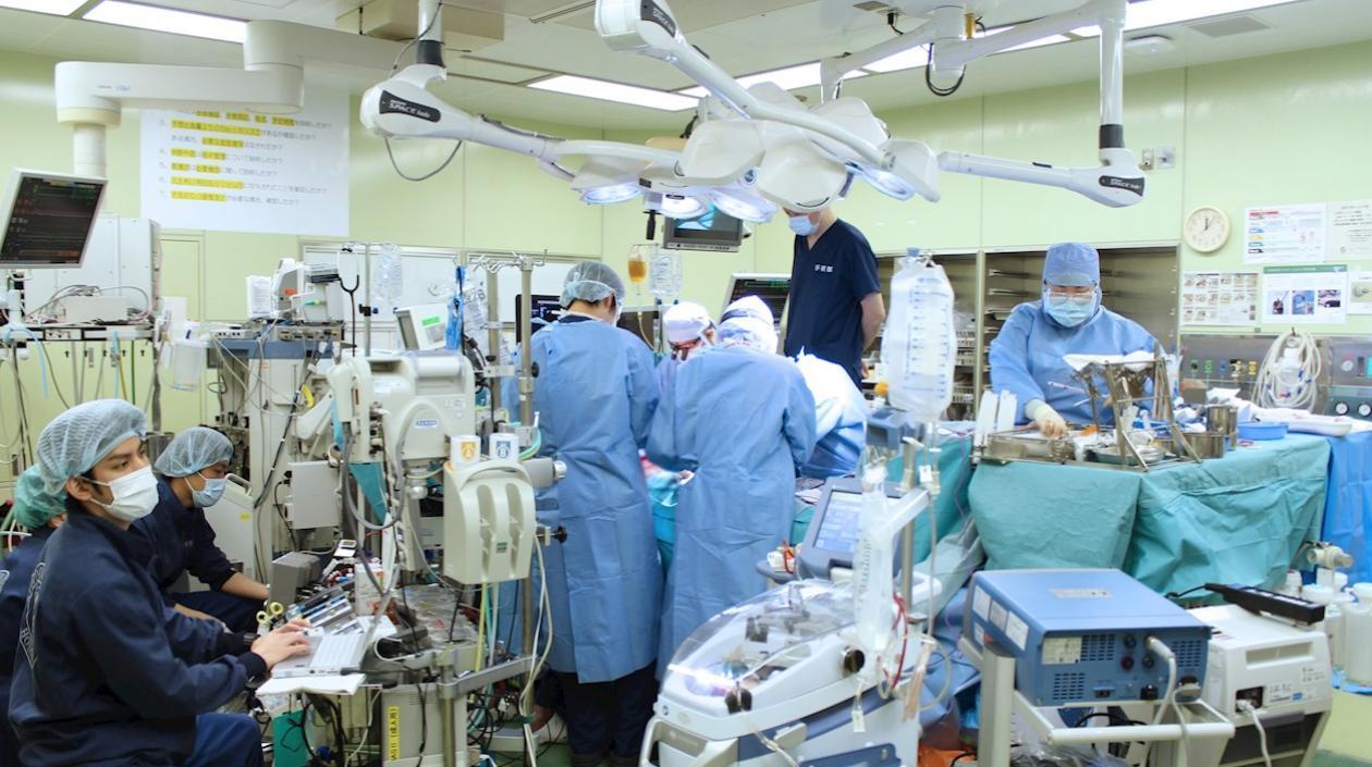 Un equipo médico del Hospital Universitario de Kioto en la operación de trasplante de pulmón. 