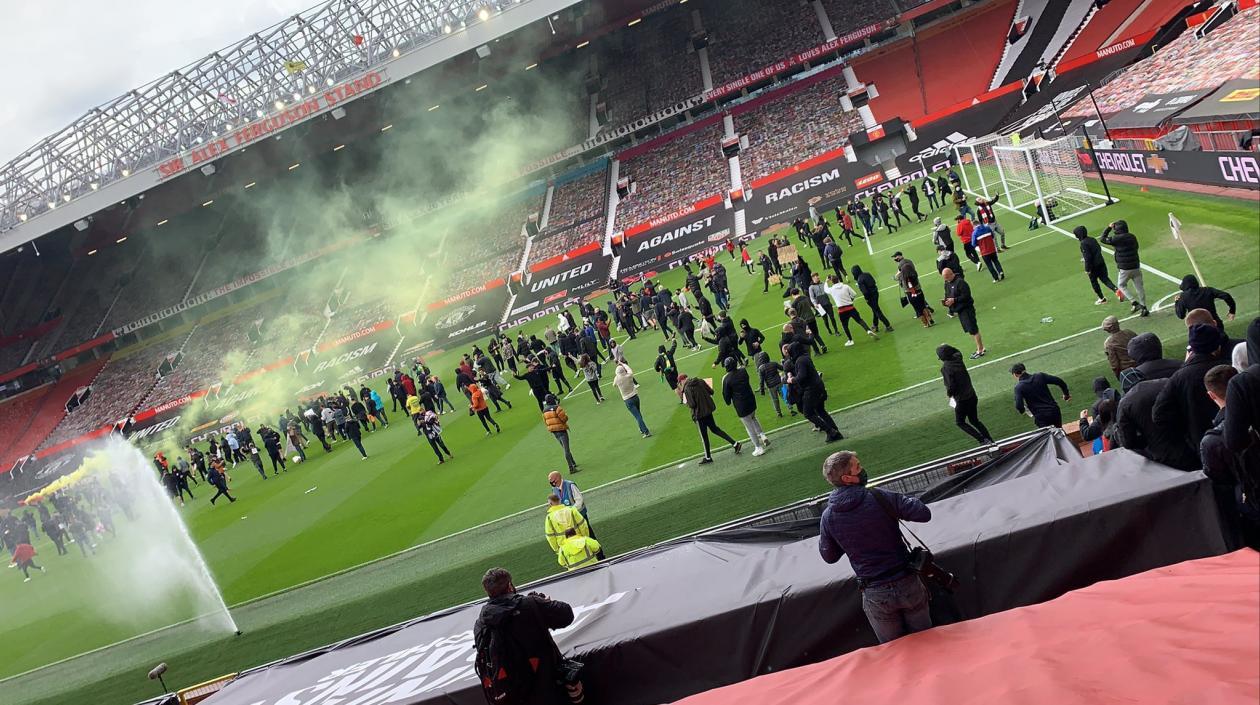 Hinchas del Manchester United invaden la cancha del Old Trafford. 