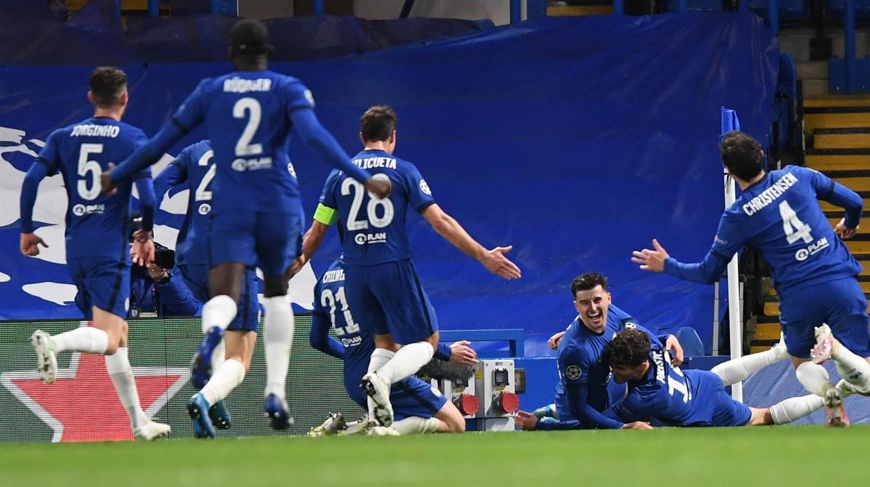 Jugadores del Chelsea celebran el segundo gol. 