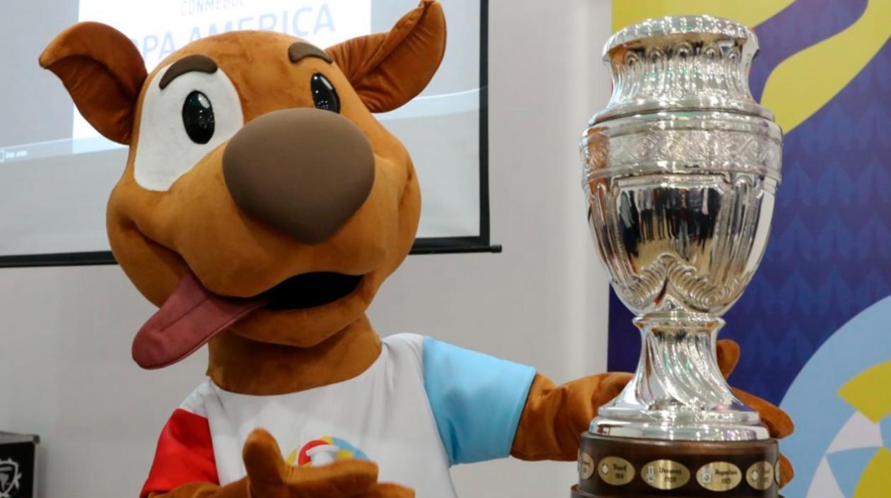 'Pibe', la mascota del torneo, al lado del trofeo de la Copa América. 