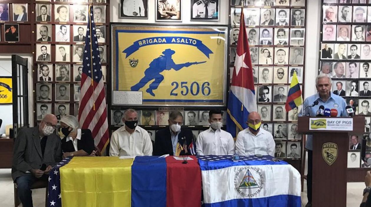 El cubano-estadounidense Johnny López de la Cruz (d), habla hoy en el acto sobre Colombia.