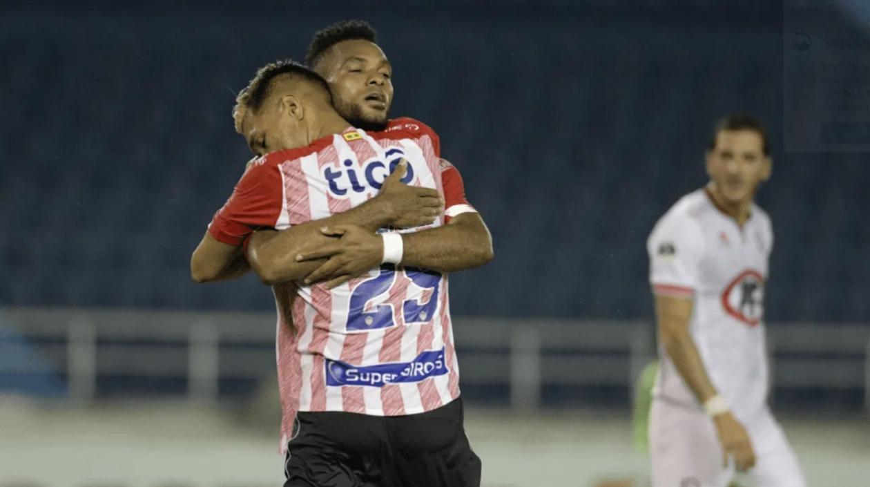 Teófilo Gutiérrez y Miguel Ángel Borja se abrazan tras un gol. 