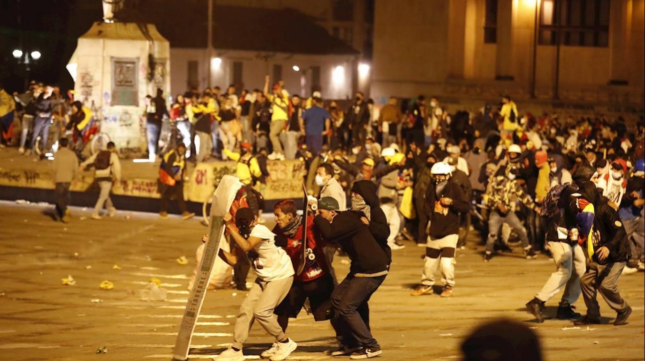 Un grupo de manifestantes se enfrenta con el Esmad durante las protestas, en la Plaza de Bolívar en Bogotá (Colombia).