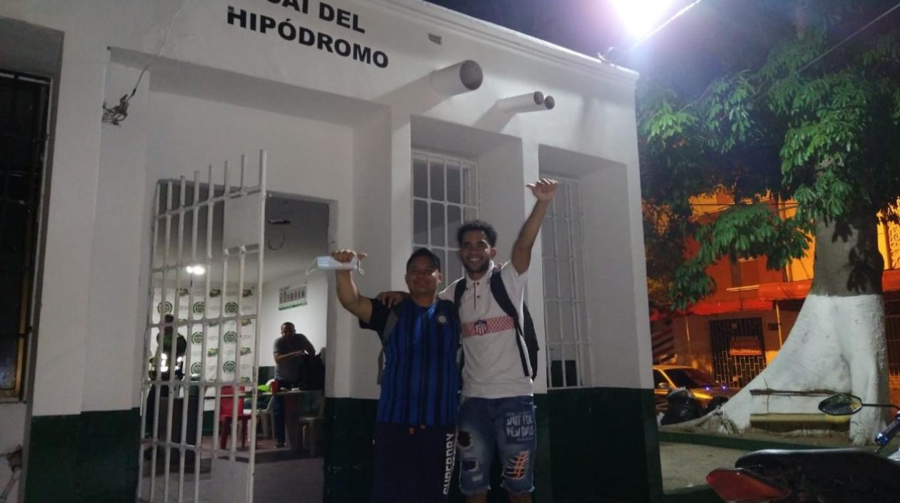 Emil Bastidas y David Ibarra cuando salían de la Estación de Hipódromo, donde permanecieron detenidos. 
