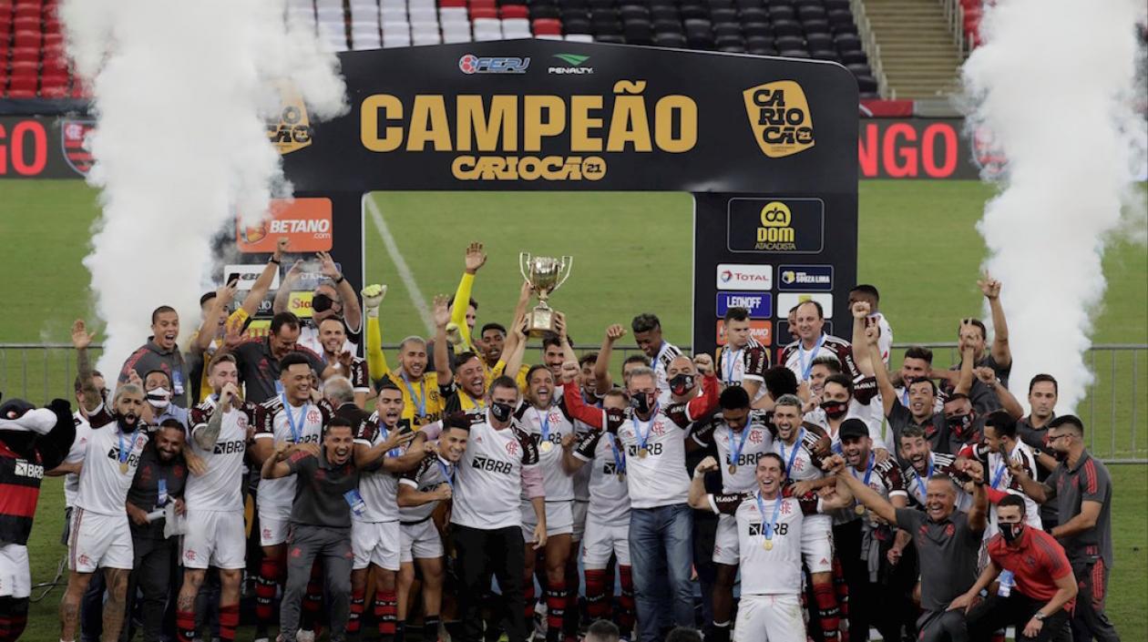 Jugadores de Flamengo celebrando el título Carioca.