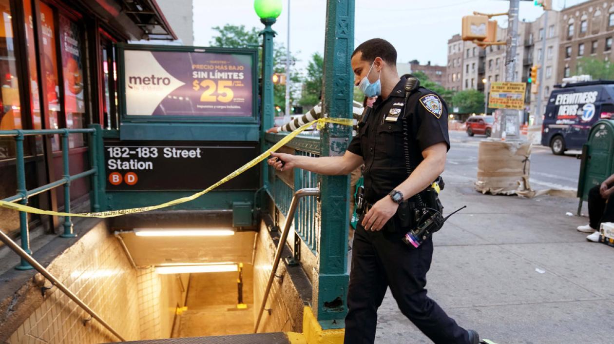 Oficial de la Policía de Nueva York inspecciona una de las escenas de los tiroteos.
