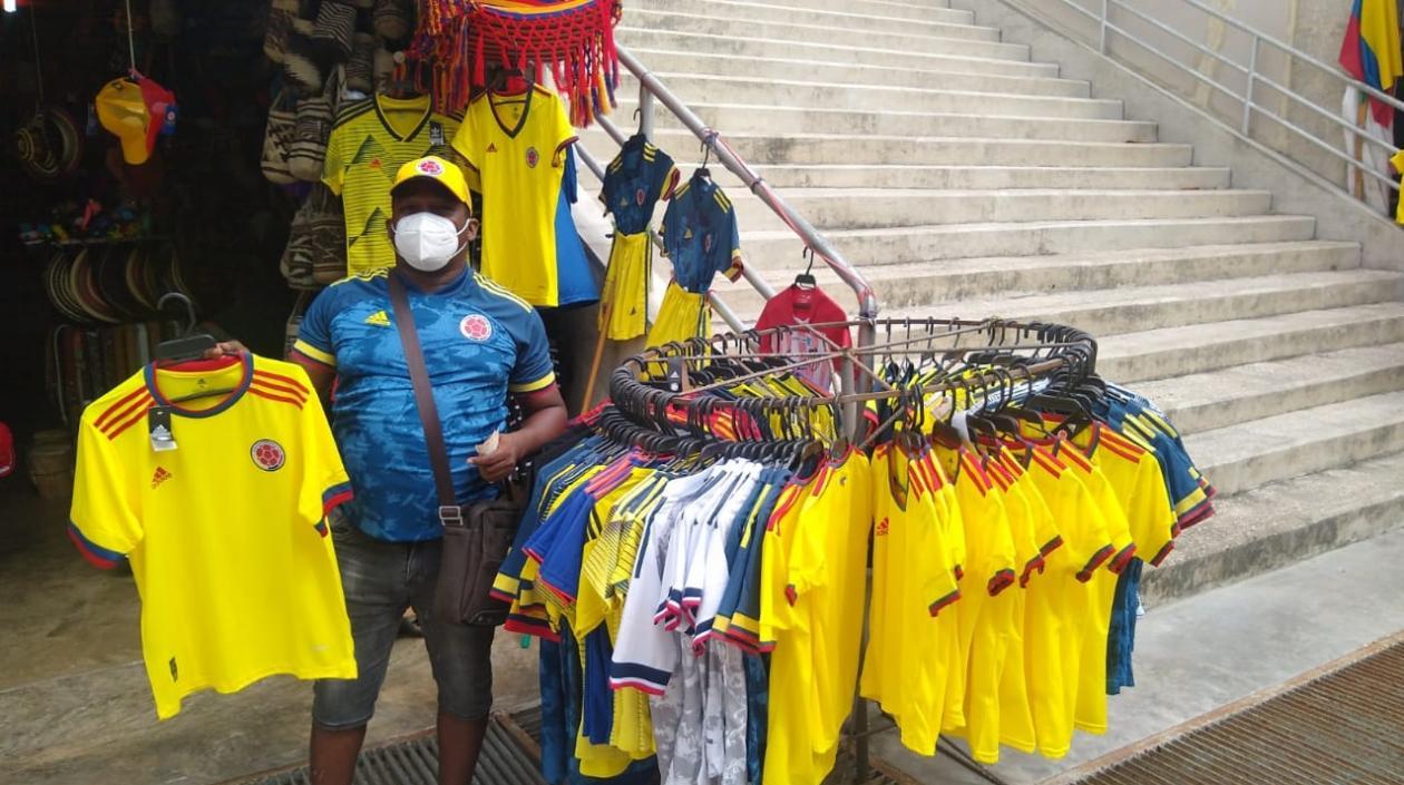 Vendedor de camisetas de la Selección Colombia.